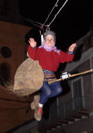 Il Natale a Guidonia Montecelio - Discesa della Befana dal Campanile della Chiesa San Giovani Evangelista a Montecelio. Fotografia La Cordata