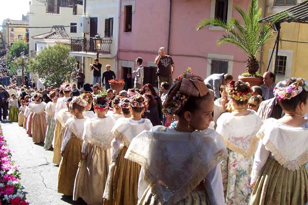 Sfilata delle Vunnelle 2008 in occasione della Festa in Onore di San Michele Arcangeloi 2008 "Classe 1956"