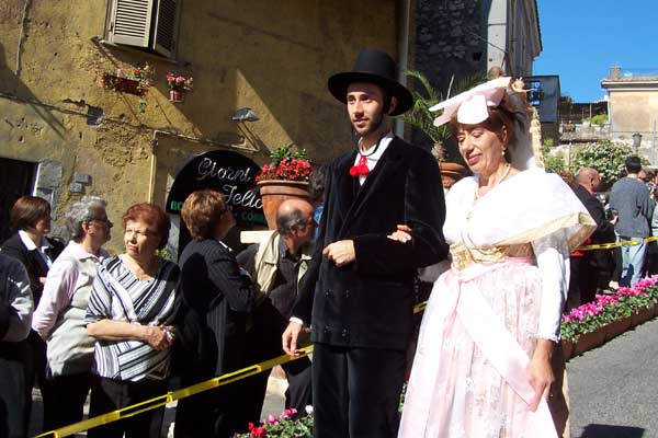 Sfilata delle Vunnelle 2008 in occasione della Festa in Onore di San Michele Arcangelo 2008 "Classe 1956"