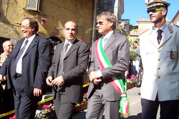 Da Sinistra verso destra: Presidente Circoscrizione di Montecelio Feliciano Pirro, Ass. Lavori Pubblici Filippo Silvi, Sindaco di Guidonia Montecelio Filippo Lippiello