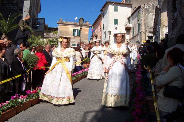 Sfilata delle Vunnelle 2008 in occasione della Festa in Onore di San Michele Arcangelo 2008 "Classe 1956"