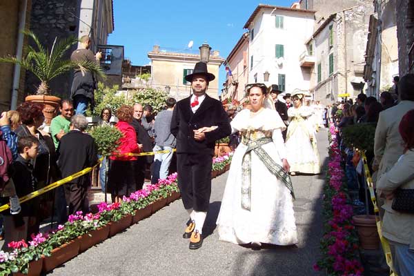 Sfilata delle Vunnelle 2008 in occasione della Festa in Onore di San Michele Arcangelo 2008 "Classe 1956"