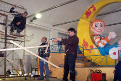 Lo Storico comitato del Carnevale di Guidonia mentre prepara i carri allegorici in una delle ultime manifestazioni