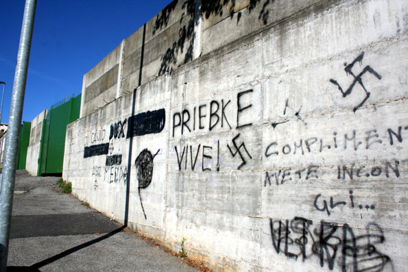 La scritta Priebke Vive sul muro del campo sportivo di Guidonia