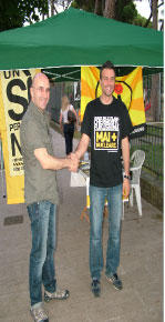 Roberto Coccia a sinistra nuovo presidente Circolo Legambiente Guidonia e Stefano Roggi a destra presidente uscente del Circolo Legambiente Guidonia