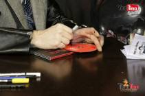 J-Ax al Tiburtino Shopping Center di Guidonia Montecelio autografa il suo ultimo album Il bello d’esser brutti Multiplatinum Edition e il suo libro Axforismi 