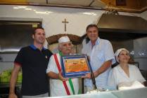 Pippo premiato per i suoi 30 anni di attività dal Sindaco di Tivoli Gallotti e l'Assessore Luciani