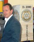 Il Presidente del Rotary di Guidonia Montecelio Moreno Guerrini - Il manufatto in travertino posizionato nella rotatoria in via Tiburtina viene donato alla Città