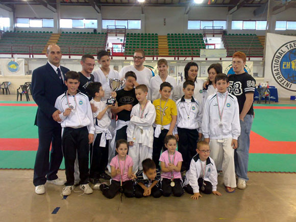 Gli atleti del Team Rinaldi al III° Torneo dei Colli di Taekwon-Do ITF disputato presso il Palariccia di Ariccia (Roma) Gli atleti del Team Rinaldi al III° Torneo dei Colli di Taekwon-Do ITF disputato presso il Palariccia di Ariccia (Roma)