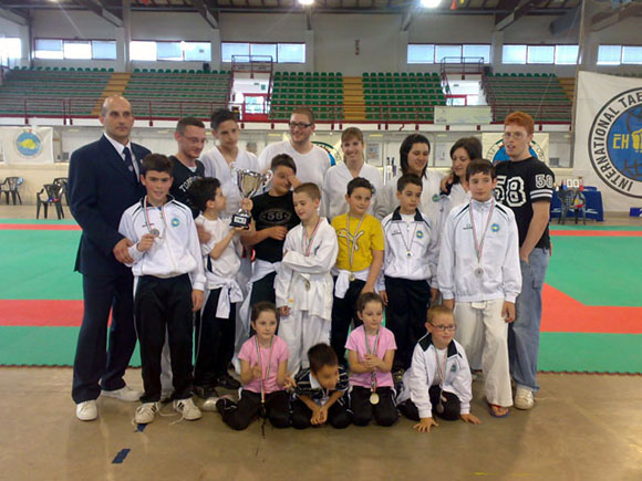 Gli atleti del Team Rinaldi al III Torneo dei Colli di Taekwon-Do  ITF disputato presso il Palariccia di Ariccia (Roma)