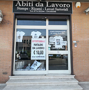 Virgin's Safeti  un'azienda che si occupa della vendita all'ingrosso ed al dettaglio di abiti da lavoro ed abbigliamento professionale come abiti da lavoro per camerieri, abiti da lavoro per cuochi, abiti da lavoro per infermieri, abiti da lavoro per medici, scarpe alimentari, zoccoli per infermieri, giacche, pantaloni e tute da lavoro per officine meccanici, saldatori. Vendiamo prodotti per la sicurezza sul lavoro come scarpe antinfortunistica, occhiali e maschere per saldatori, elmetti per lavoratori edili e per qualsiasi altro settore. Vendiamo guanti in latti e guanti protettivi per qualsiasi altra attivit. Vendiamo abiti e guanti usa e getta, abiti mono uso, grembiuli per alunni della scuola, grembiuli per lavoratori di aziende e scuole, camici. Cuffie antirumore, cuffie protettive, stivali e tantissimo altro materiale per il personale di aziende, officine, esercizi commerciali. Ci troviamo a Guidonia Montecelio e per questo siamo vicinissimi alle zome di Roma, Tivoli, Mentana, Monterotondo, Palombara Sabina, Marcellina, Fonte Nuova, zone dei castelli romani come Frascati, Albano, Ariccia, Palestrina, Zagarolo, Pomezia ed altre zone del litorale romano.