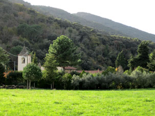 Il B&B Madonna di Fucinaia in Toscana sorge su un promontorio difronte all'Isola d'Elba vicino al golfo di Baratti alla spiaggia della Sterpaia a Campiglia Marittima vicinissimo alle Terme di Calidario a Venturina