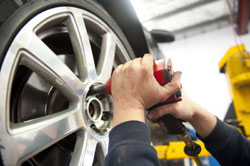 OFFICINA RENAULT offre ai clienti un servizio di sostituzione pneumatici. Il nostro centro gomme al servizio del cliente per le zone del Nord-Est romano (Guidonia Tivoli Roma Palombara Sabina Mentana)